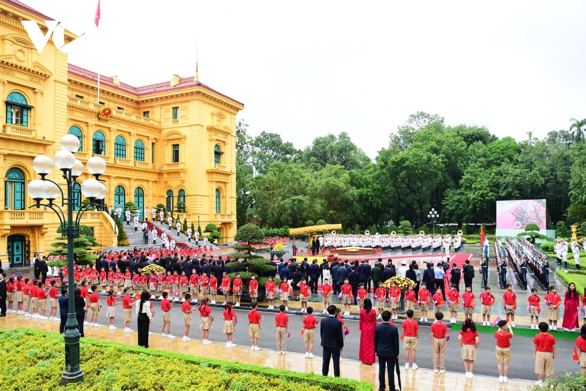 The welcoming ceremony for the Lao leader and his encourage takes place at the Presidential Palace in Hanoi on September 10 morning.