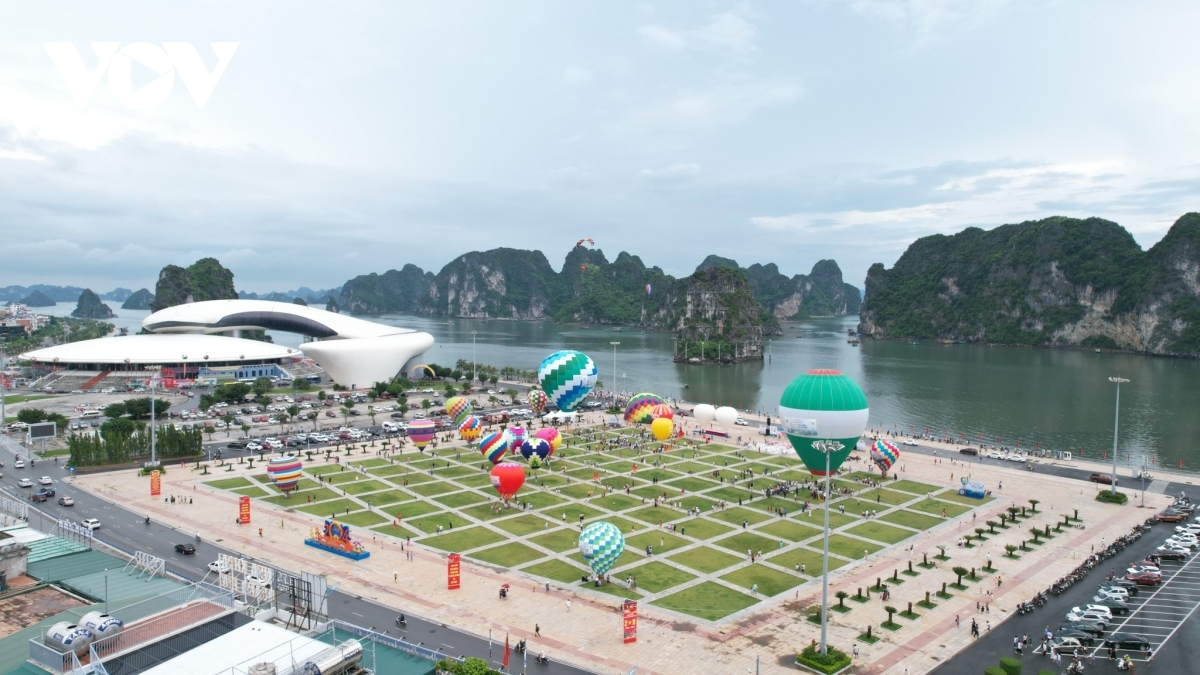 October 30 Square by the shores of Ha Long Bay in Ha Long City is vibrant with around 20 hot air balloons on display, attracting locals and tourists to experience new services.
