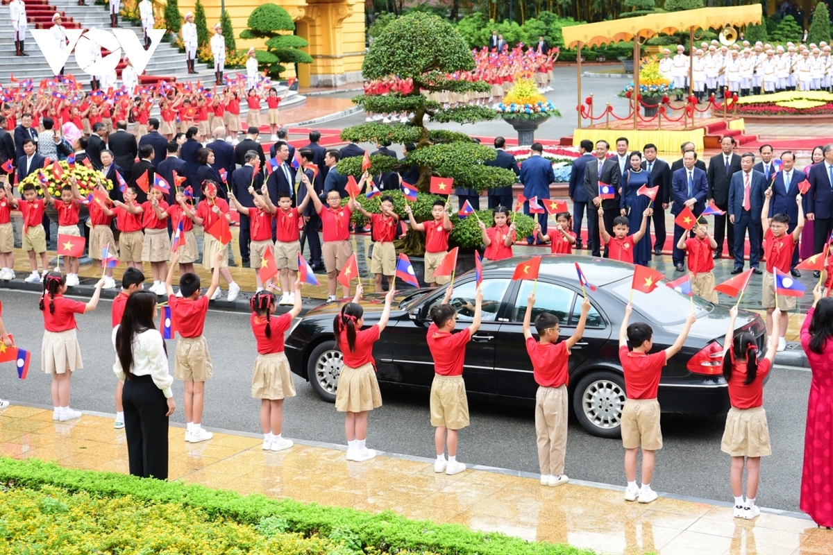 This is the third time the Lao Party General Secretary and President Thongloun Sisoulith has visited Vietnam.