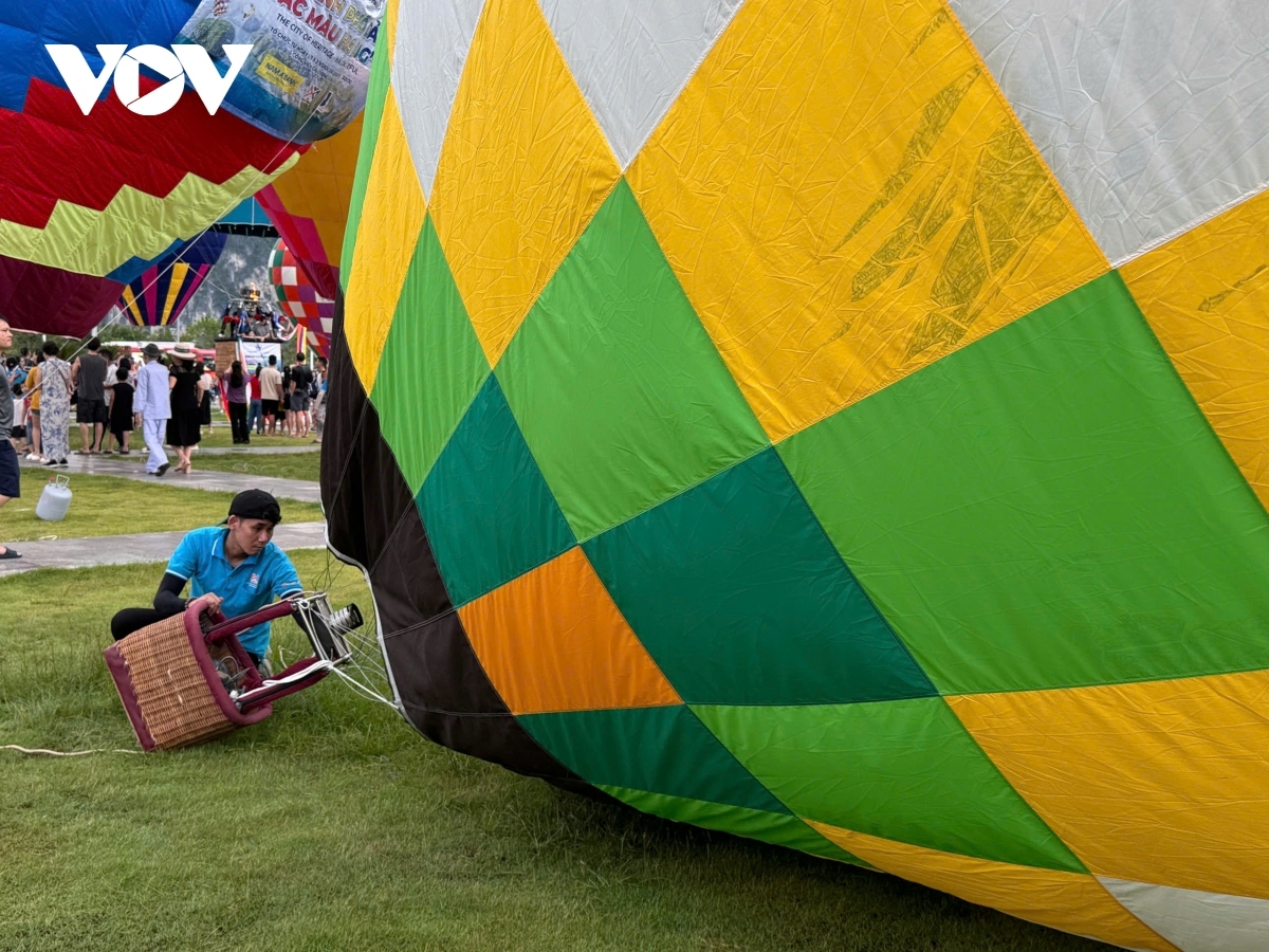 In addition to the model balloons, the organizers have set up two tethered hot air balloons, about 50 meters above the ground, to allow visitors to catch the panoramic view of the bay, one of the most beautiful in the world.