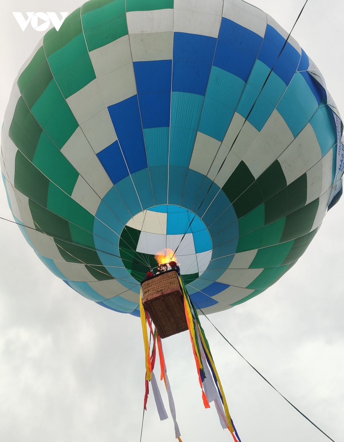 Apart from the hot air balloon festival, there are also paramotoring services, allowing visitors to fly from Bai Chay over the Cua Luc Bay to the October 30 Square and vice versa.
