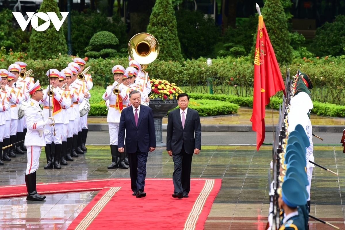 They then review the guard of honour.