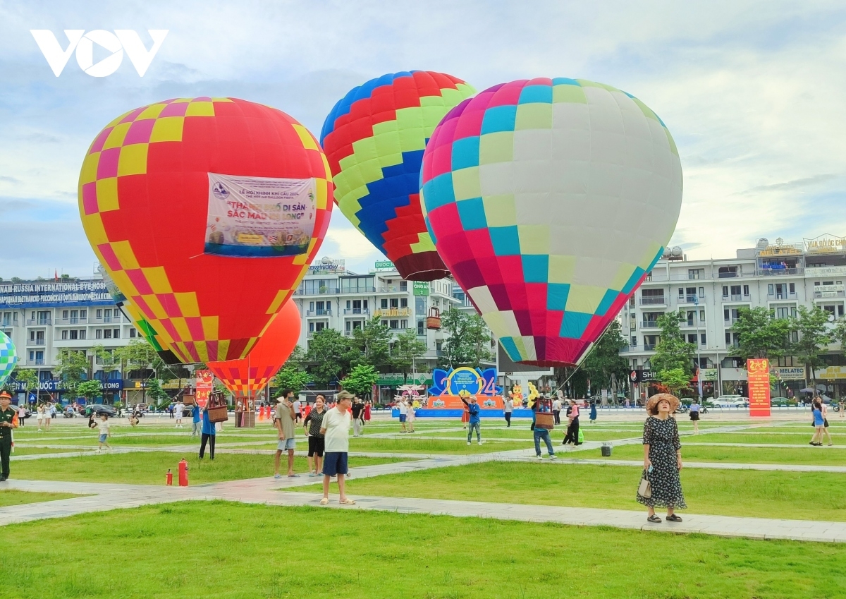 “This morning, more than 100 tickets were issued by Ha Long City for residents and visitors to experience the new service and view Ha Long from above,” says a member of the organizing board.