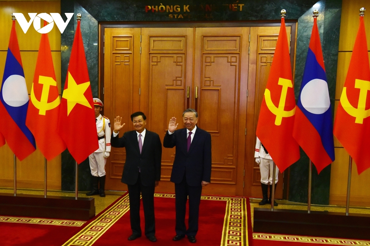 The two leaders pose for a photo ahead of their talks.