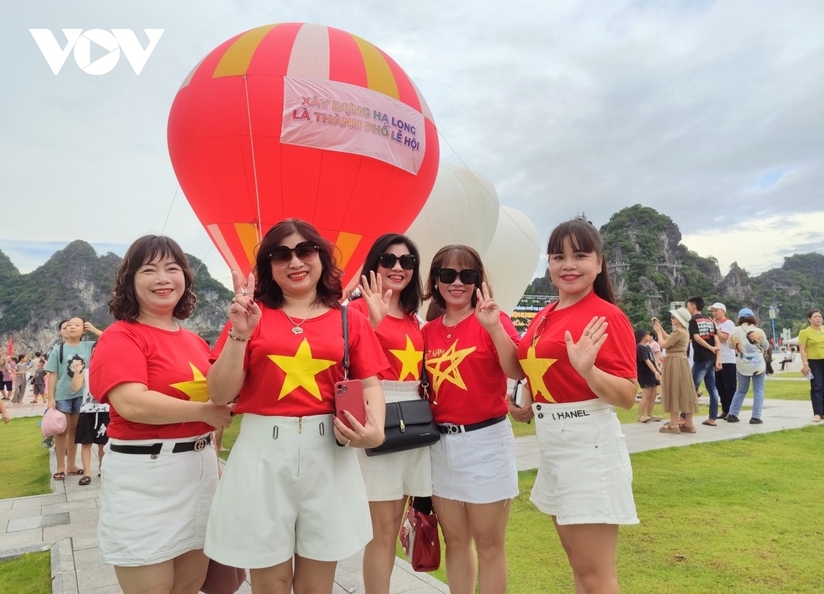 A group of tourists from Hanoi enjoy the service during their visit to Ha Long City during the National Holiday period.