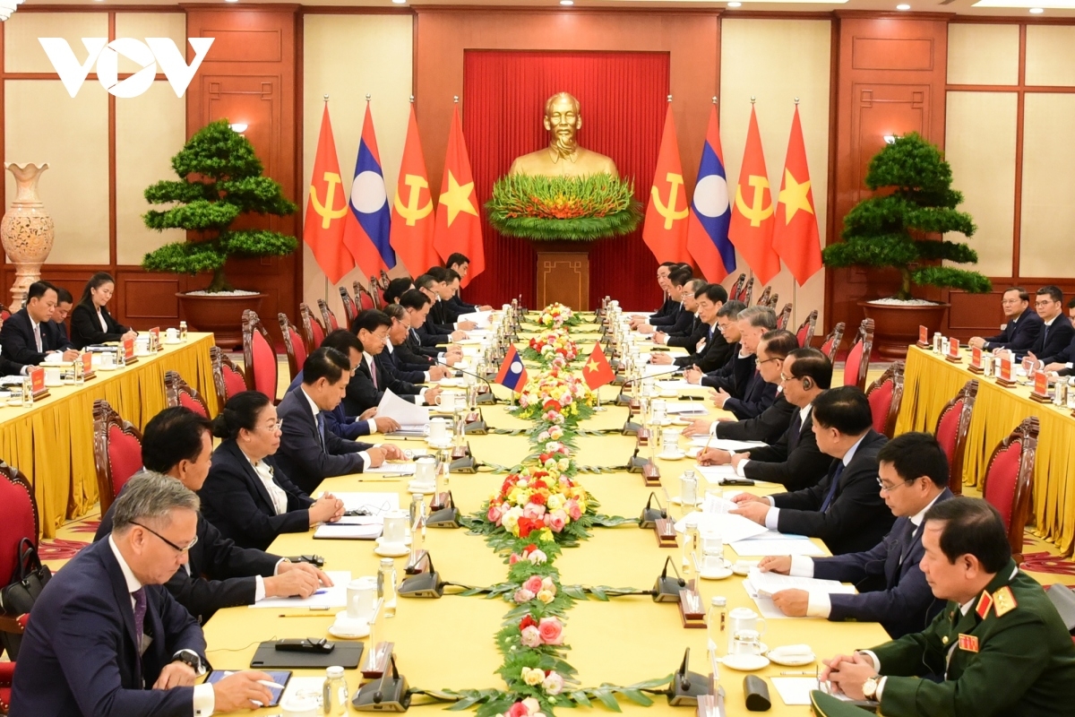  General Secretary of the Communist Party of Vietnam Central Committee and President of Vietnam To Lam and General Secretary of the Central Committee of the Lao People’s Revolutionary Party and President of Laos Thongloun Sisoulith hold talks on measures to foster cooperative relations between the two parties and countries.