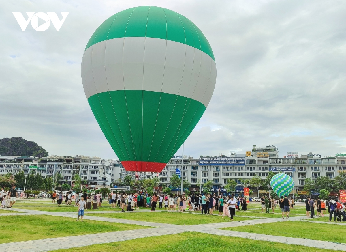 The hot air balloon festival organized by Ha Long City aims to implement the “Ha Long – Festival City” project, aiming to turn the locality into the city of festivals with 31 festive events to take place throughout the year.
