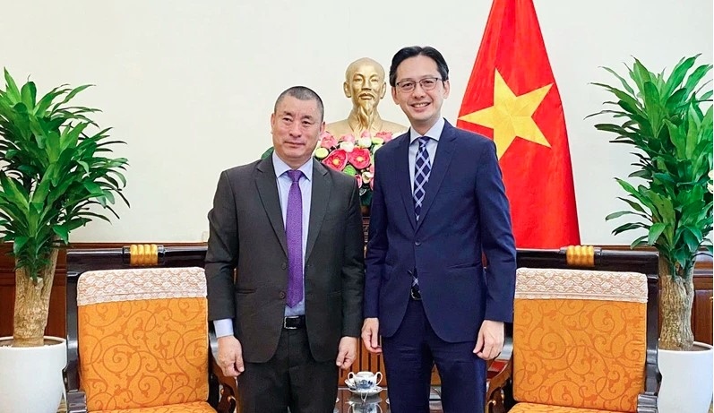 Deputy Minister of Foreign Affairs Do Hung Viet (R) and Ambassador of Bhutan to Thailand and Vietnam Kinzang Dorji.