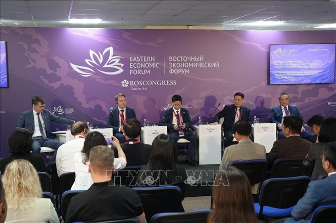 Assoc. Prof and Dr. Bui Thanh Nam (second from right), deputy head of the University Council at University of Social Sciences and Humanities under Vietnam National University Hanoi, among speakers during a panel discussion on education challenges in the 21st century, as part of the Eastern Economic Forum 2024 in Russia. (Photo: VNA)