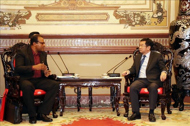 Vice Chairman of the Ho Chi Minh City administration Duong Ngoc Hai (R) receives Deputy Governor Waldis Gonzalez Peinado of Santiago de Cuba in the city on September 27. (Photo: VNA) 