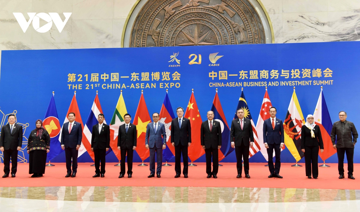 Vietnamese Deputy Prime Minister Ho Duc Phoc (fifth from left) joins leaders of other countries at the opening ceremony of the 21st China-ASEAN Expo (CAEXPO) and the 21st China-ASEAN Business and Investment Summit (CABIS) in Nanning city, Guangxi, on September 24.