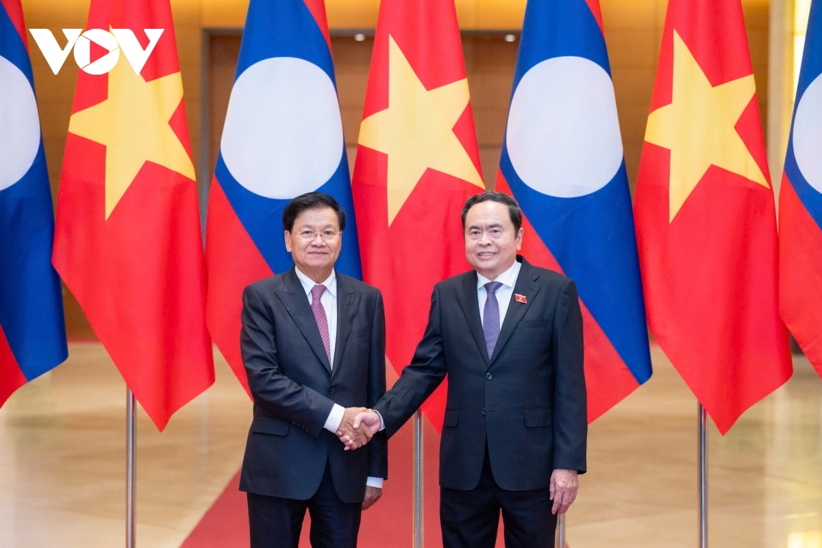 National Assembly Chairman Tran Thanh Man (R) and Lao Party General Secretary and President Thongloun Sisoulith