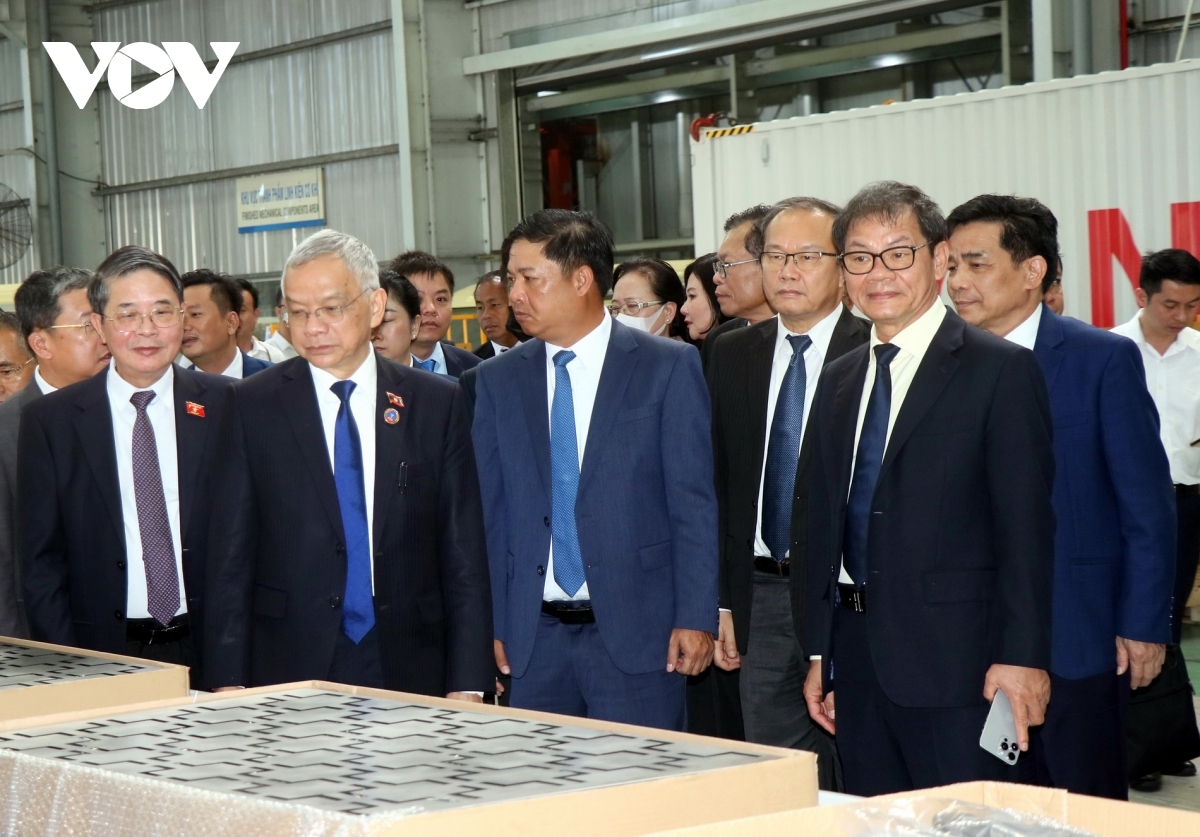 Vice Chairman of the Vietnamese National Assembly Nguyen Duc Hai(first from left) along with his Lao counterpart Sommad Pholsena (second from left) and other officials visit a THACO production line.