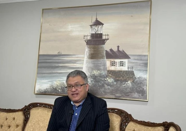 Lawyer Trinh Quoc Thien grants an interview to the Vietnam News Agency at his home. (Photo: VNA)