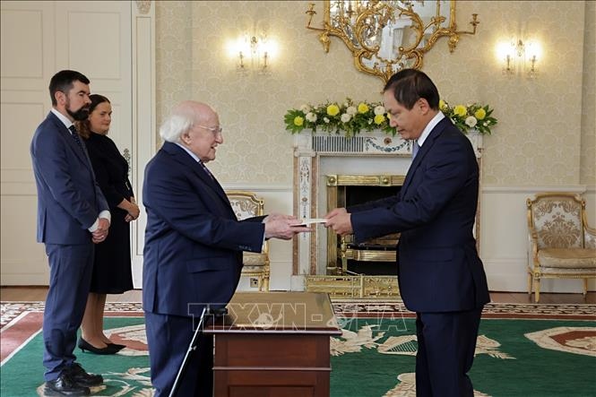 Vietnamese Ambassador to the UK and Ireland Do Minh Hung presents the Letter of Credentials of President To Lam to Irish President Micheal D. Higgins.