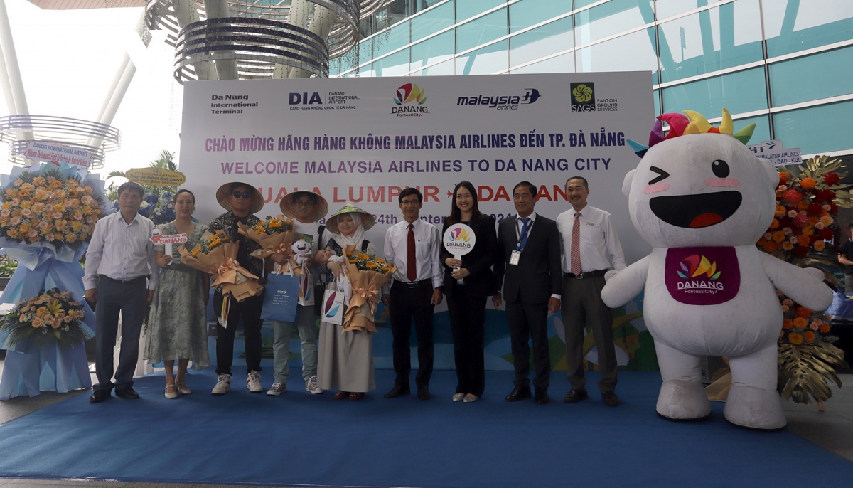 Da Nang welcomes first passengers aboard Malaysia Airlines flight MH748 on September 24