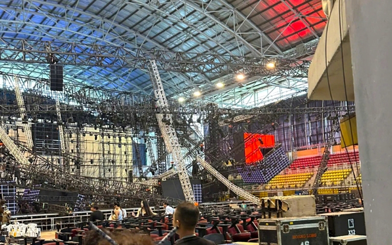 The image of the lighting system of the Miss Cosmo 2024 stage falling down at Phu Tho Indoor Sports Stadium in Ho Chi Minh City (Photo: MB)