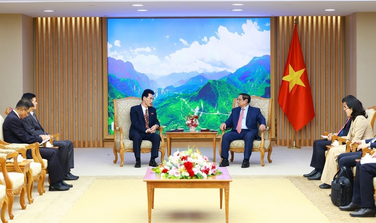 Prime Minister Pham Minh Chinh (R) and Ambassador of the Democratic People's Republic of Korea Ri Sung Guk.