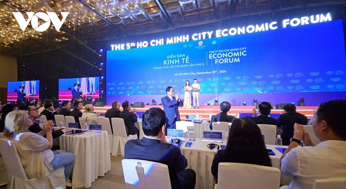 Prime Minister Pham Minh Chinh attends the opening of the fifth Ho Chi Minh City Economic Forum on September 25