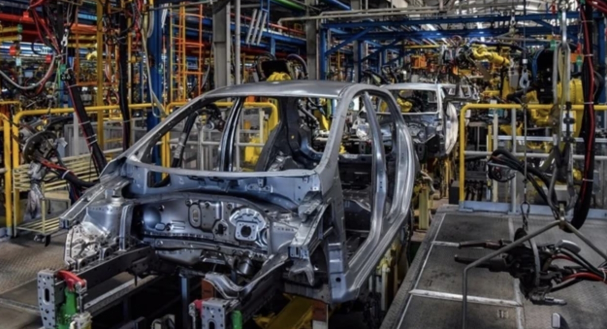 Registration fees for domestically produced and assembled cars shall be halved for three months, from September to November this year. (Photo: VNA)