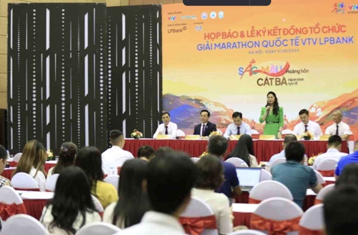 The organising committee introduces the first international VTV LPBank Marathon 2024 at a recent press conference. (Photo of organisers)