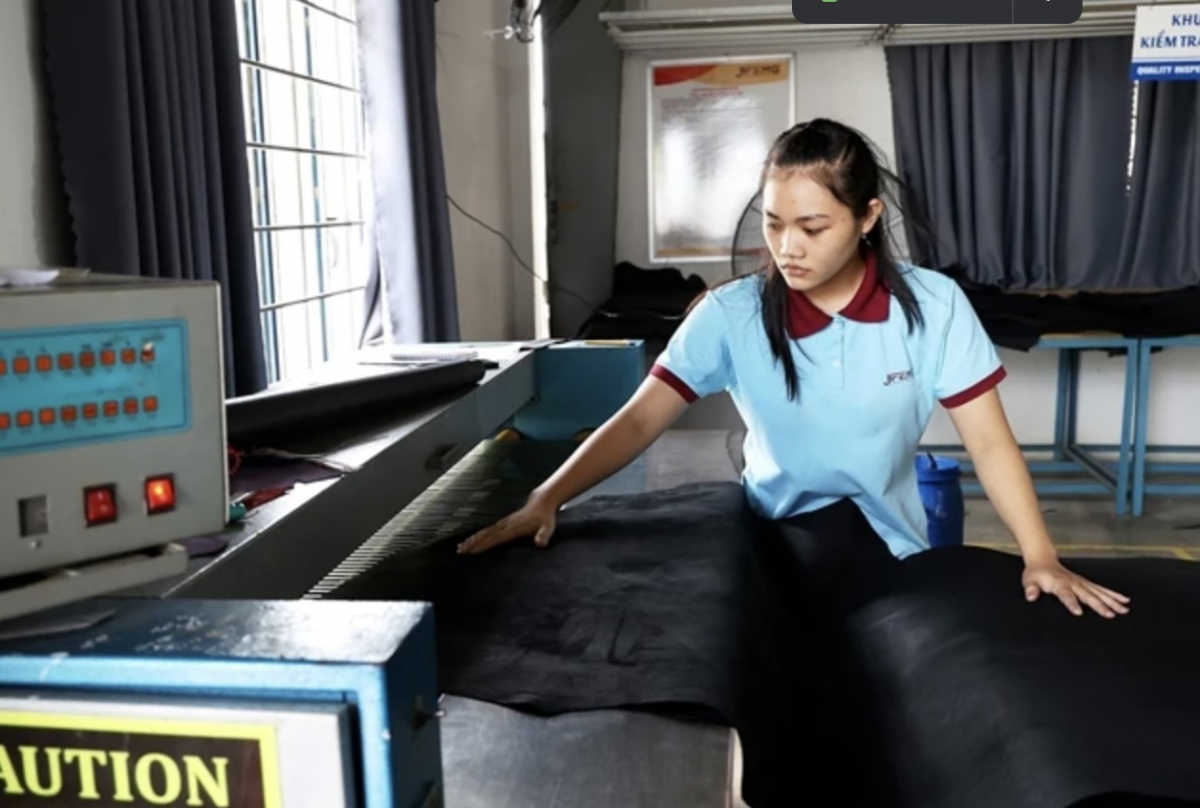 Raw materials for the leather and footwear factories produced in Binh Duong province. Vietnam is discussing the establishment of a centre of raw materials for textile and footwear industries to meet with green requirements and increase competitiveness. (Photo: VNA)
ZaloFacebookTwitterPrintCopy link