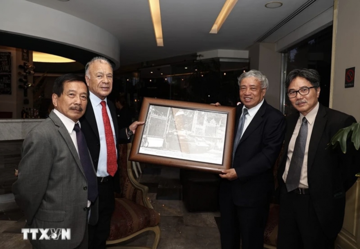 ormer General Director of VNA Tran Mai Huong ((second, right) presents a souvenir to General Secretary of the PT Alberto Anaya Gutiérrez. (Photo: VNA)