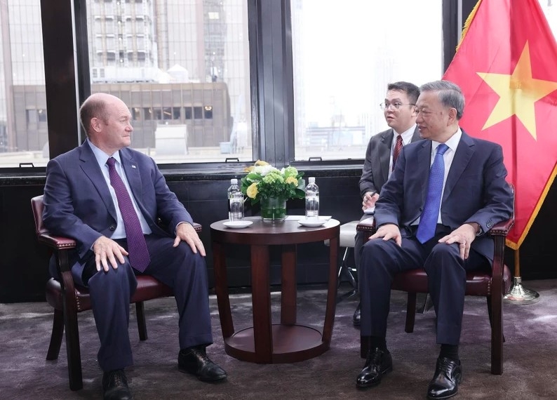 Party General Secretary and President To Lam (R) and Senator Chris Coons (Photo: VNA)