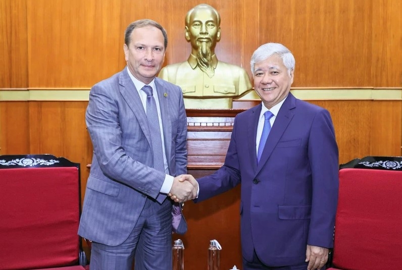 President of the Vietnam Fatherland Front Central Committee Do Van Chien (R) and Alexander Shkolnik Vice Chairman of the Civic Chamber of the Russian Federation, Hanoi, September 10. (Photo: VNA)