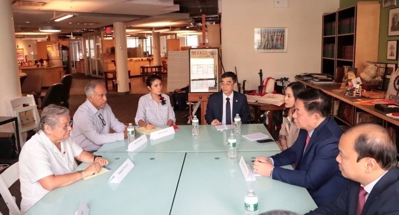 At the meeting between Nguyen Trong Nghia, Secretary of the Communist Party of Vietnam (CPV)’s Central Committee and Chairman of its Commission for Information and Education and representatives of the Communist Party USA in New York on September 24. (Photo: VNA)