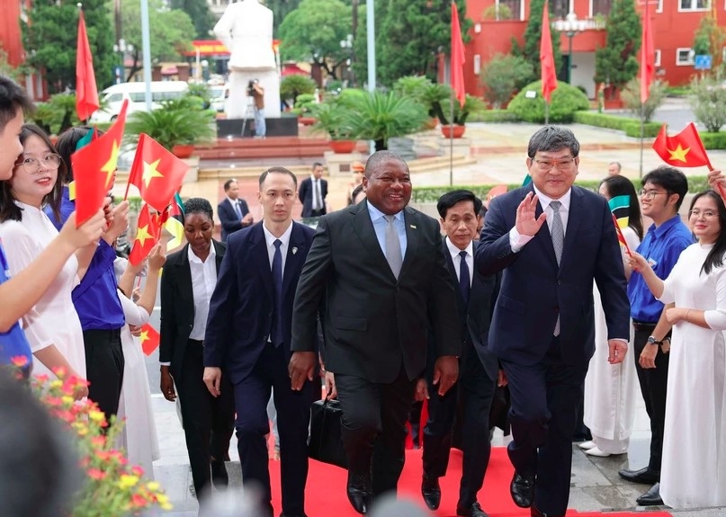 Mozambican President Filipe Jacinto Nyusi tours the Ho Chi Minh National Academy of Politics (HCMA) in Hanoi on September 10 (Photo: VNA)