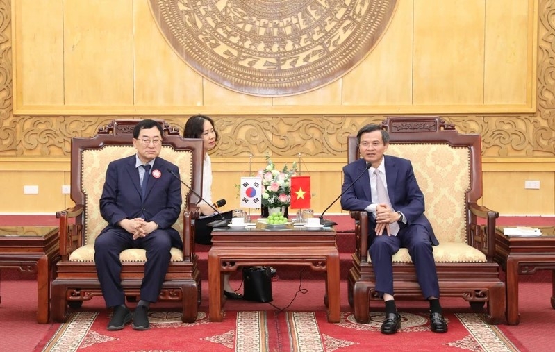 Officials of Ninh Binh province and the RoK's Gyeongju city discuss how to boost cooperation between the two localities. (Photo: VNA)