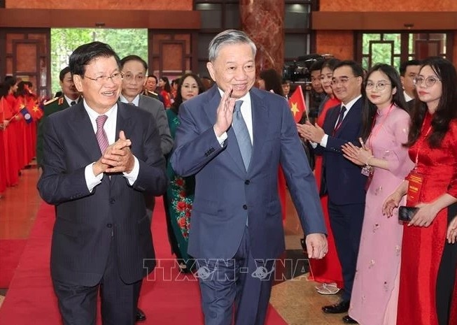 Vietnamese and Lao leaders at the meeting (Photo: VNA)