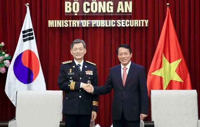 Minister of Public Security Senior Lieutenant General Luong Tam Quang (R) and Commissioner General of the Korean National Police Agency (KNPA) Cho Ji-ho at their talks in Hanoi (Photo: VNA)