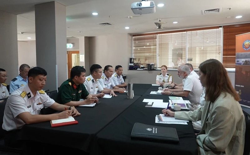 Fleet Command of the Royal Australia Navy Rear Admiral Christopher Smith receives Rear Admiral Nguyen Viet Khanh, Deputy Chief of Staff of the Navy. (Photo: qdnd.vn)