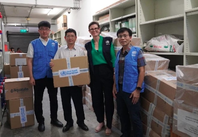 Representatives of Ministry of Health receive one million water purification tablets for flood victims from WHO