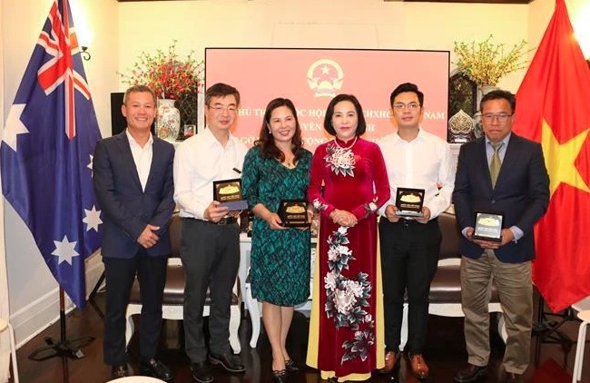NA Vice Chairwoman Nguyen Thi Thanh (third from right) meets with outstanding representatives of the Vietnamese community. (Photo: VNA)