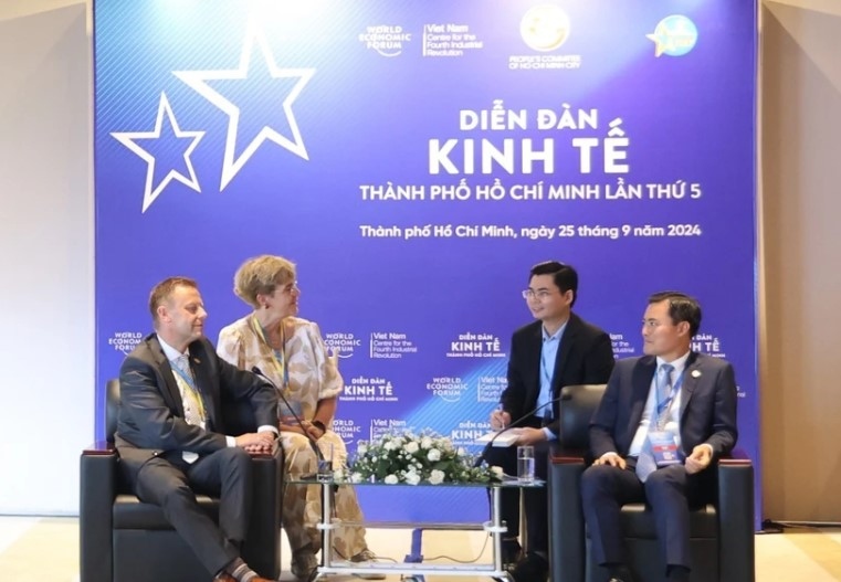 Vice Chairman of the Ho Chi Minh City People's Committee Bui Xuan Cuong (R) receives Torsten Bonew, Vice Mayor of Leipzig.
