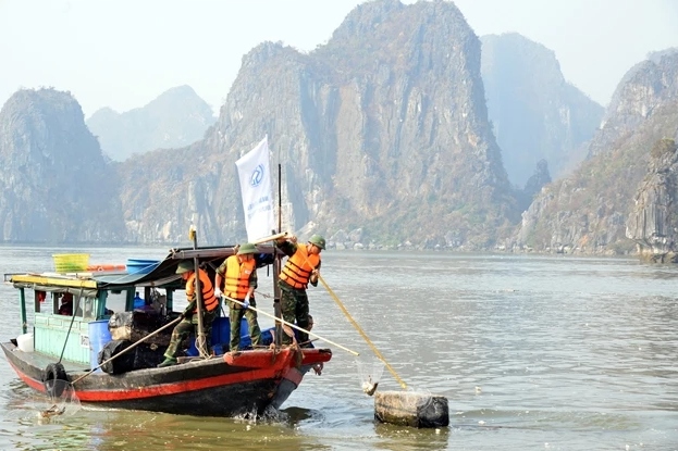 Military officers are involved in the cleanup of the waste and garbage washed into Ha Long Bay during Typhoon Yagi. The three-day cleanup campaign began on September 15. (Photo: VNA)