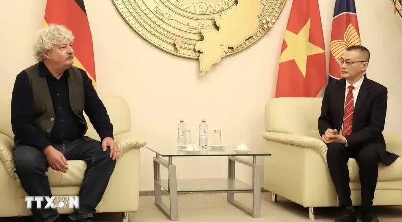 Vietnamese Ambassador to Germany Vu Quang Minh (right) and Stefan Natke, a member of the Presidium of the Communist Party of Germany (CPG) and Secretary of the CPG’s Berlin Branch. (Photo: VNA)