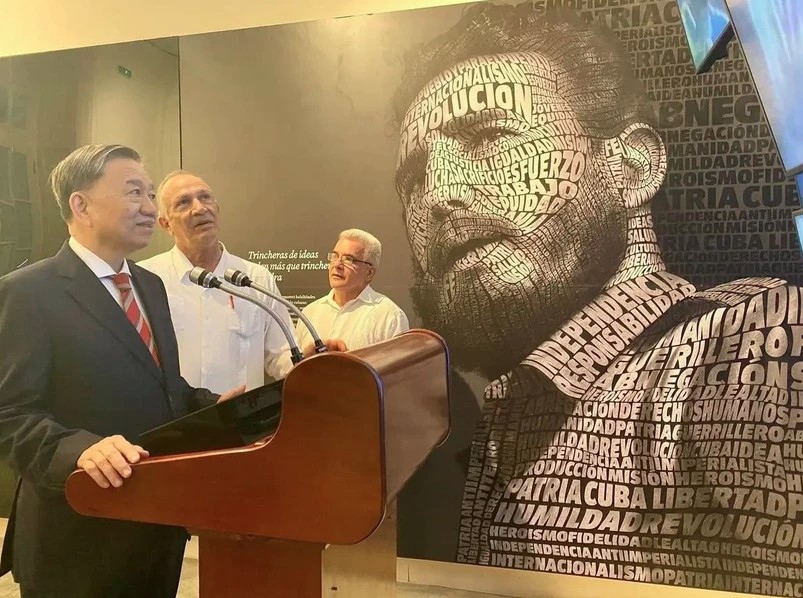 To Lam tours the Fidel Castro Centre in Havana as part his official visit to Cuba in his capacity as Minister of Public Security. (Photo: VNA)