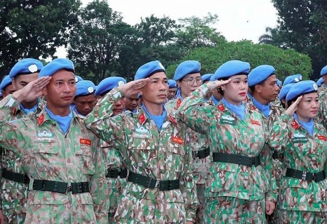 The Engineering Unit Rotation 3 and the Level-2 Field Hospital Rotation 6 pay tribute to fallen soldiers at the Heroic Martyrs' Monument in Hanoi. (Photo: VNA)