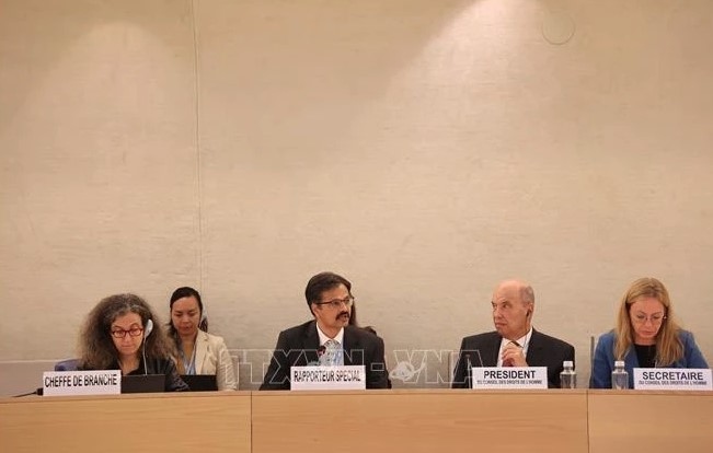 United Nations Special Rapporteur on the right to development Surya Deva (second from left) at the dialogue. (Photo: VNA)
