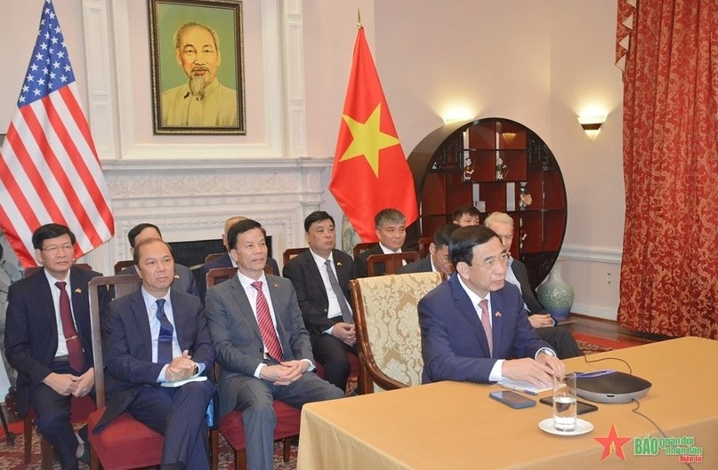 General Phan Van Giang having a phone call with retired Senator Patrick Leahy (Photo: qdnd.vn)