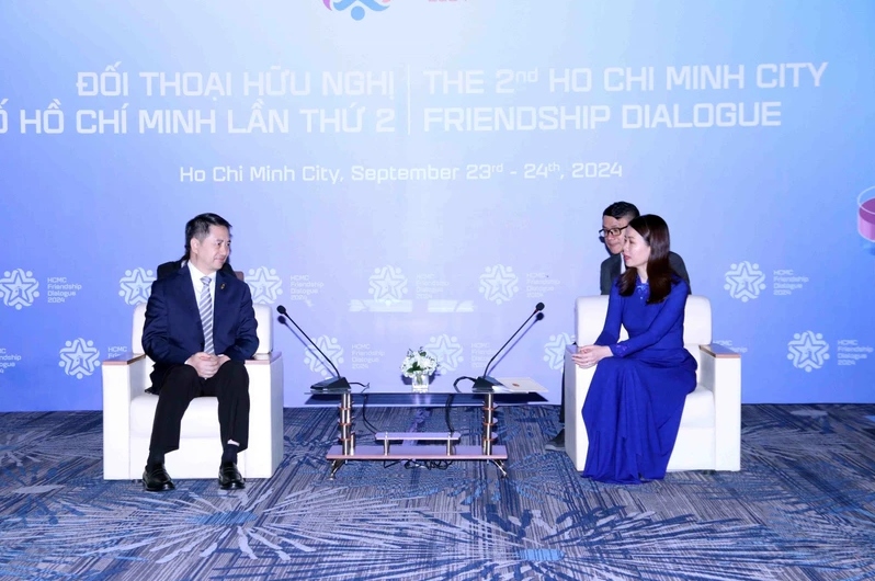 Deputy Minister of Foreign Affairs Nguyen Minh Hang (R) receives Vice Mayor of Chongqing Zheng Xiangdong in Ho Chi Minh City on September 24. (Photo: VNA)