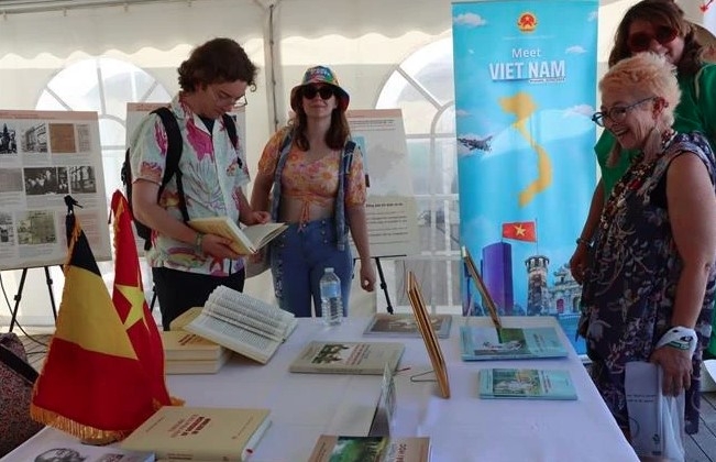 The book on the path to socialism in Vietnam by late Party General Secretary Nguyen Phu Trong displayed at the the annual Manifiesta (Solidarity) Festival in Belgium. (Photo: VNA)