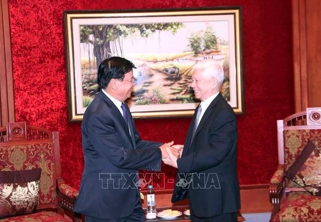 Lao Party General Secretary and President Thongloun Sisoulith (L) and former Vietnamese President Nguyen Minh Triet. (Photo: VNA)