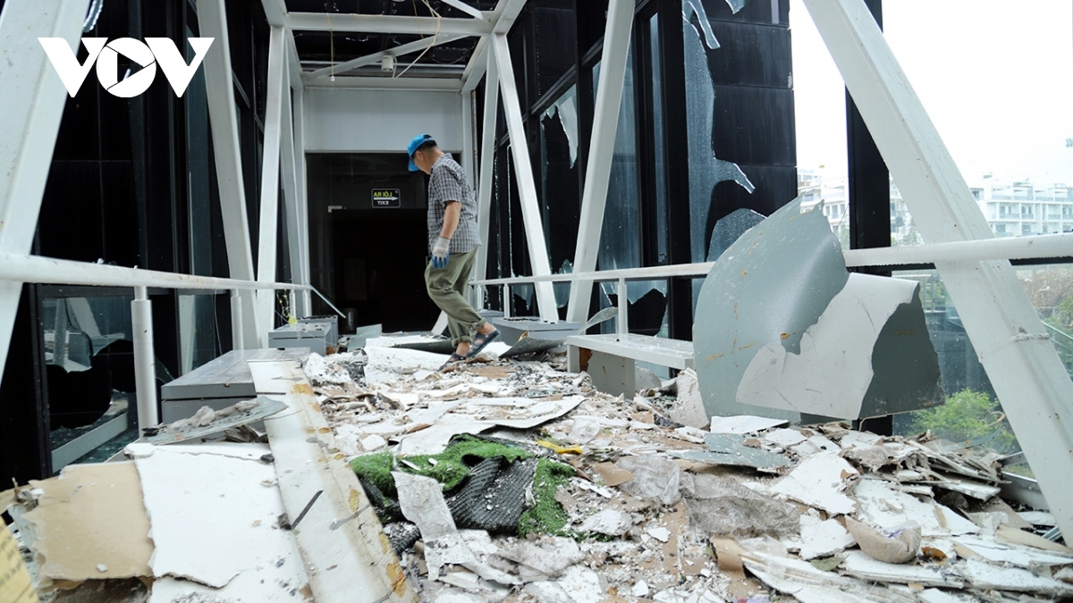 Strong winds caused by typhoon Yagi shattering glass windows of large buildings in Quang Ninh
