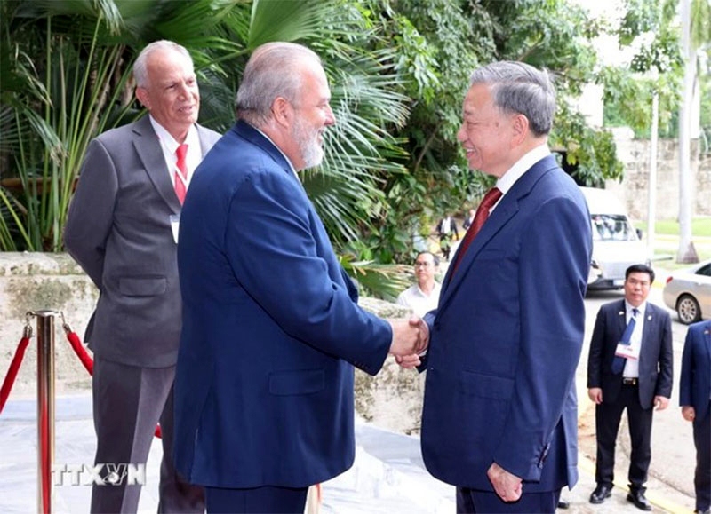 Cuban Prime Minister Manuel Marrero Cruz (L) welcomes visiting Party General Secretary and President To Lam of Vietnam in Havana on September 26. (Photo: VNA)