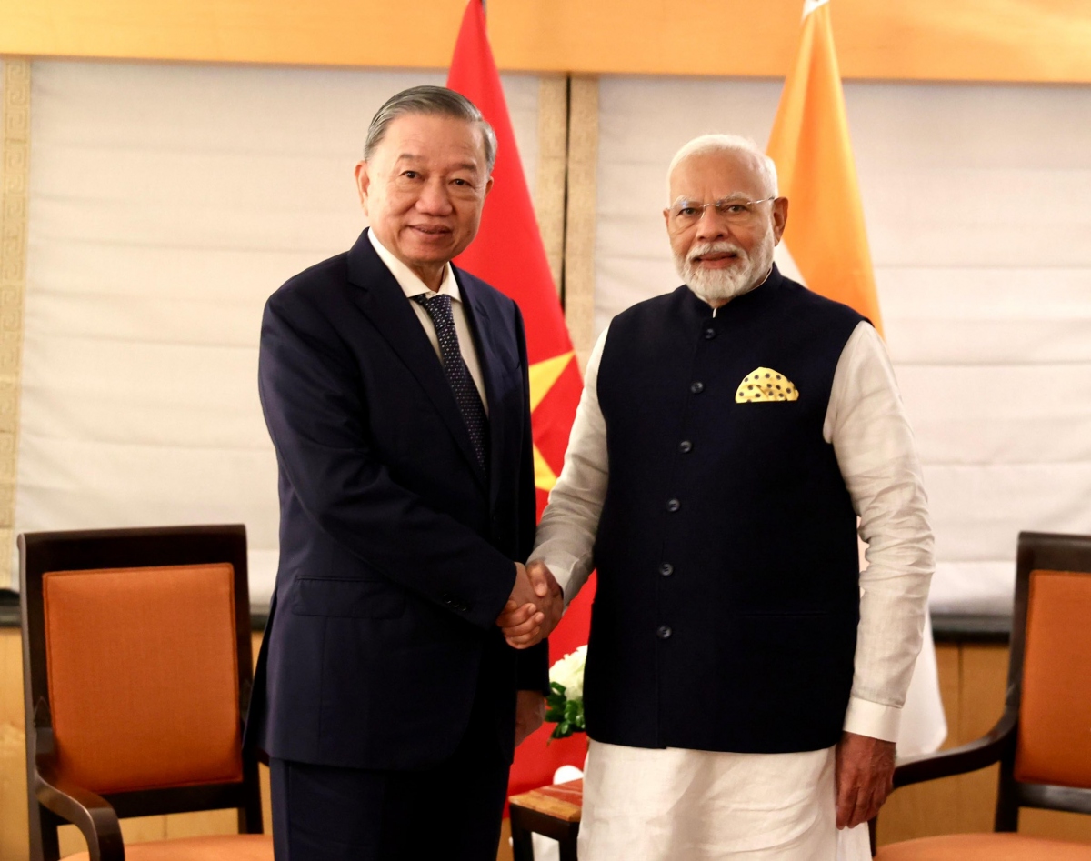 Party General Secretary and President To Lam of Vietnam (L) and Prime Minister Narenda Modi of India shaking hands ahead of their meeting in New York on September 23 (local time).